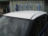 こちらのお車はツートンカラーでとってもおしゃれ♪天井とミラー部分はホワイトカラーになっています。