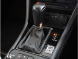 【シフトレバー】シフトもとても操作しやすいデザインになっております。運転する人の事を第一に考えた操作性の高い仕様です。