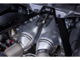 V6エンジンにツインターボを搭載。内燃エンジンとリアの電気モーターとの一体化により830hpを発揮します。鋭い加速が特徴的です。後輪駆動にプラグインハイブリッド(PHEV)が組み込まれてます。