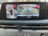 車両を上から見ているようなアラウンドビューモニターの映像をナビゲーション画面に映し出してくれるので、小さなお子様や障害物を確認できます。運転のしやすさはもちろん、事故防止にも役立ちます!