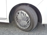 アルミホイール付!鉄ホイールと違って軽いので燃費にも影響してきます。ガソリンの高騰に少しは貢献します!足元がきまります。