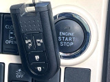 【キーフリーシステム】カバンやポケットに入れたままでもドアの施錠・解錠が可能なスマートキーを装備。エンジンのオン・オフ時もカギを取り出す必要が無いからとっても便利です♪