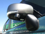 電動格納ミラーです。運転席のボタン一つで開閉から角度調整まで操作せきるので、とても便利♪ウインカーとミラーが一体になっているデザインもおしゃれです。