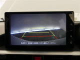 バックガイドモニター付き。車両後方の映像をナビ画面に表示し、駐車などの後退操作をサポートします。
