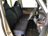運転席の座面高さを調整できるシートリフターが付いています。フロントシートはベンチシートを採用で、座面も広く使い勝手もいいですよ♪