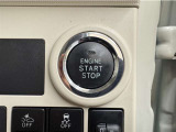 エンジンスタートボタンです。キーが車内にあれば、エンジンの始動・停止はブレーキを踏んでスイッチを押すだけ!キーを取り出す手間を省き、ワンプッシュでエンジンを操作するので簡単でスムーズです。