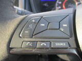 運転中もハンドルから手を放さずにオーディオ操作することができます。