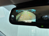バック時にはルームミラーに、自車の真後ろの映像を映してくれますので楽々駐車が可能です(^_^)-☆