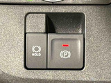 指先だけで簡単に操作が可能な電動パーキングブレーキを採用。「HOLD」スイッチを押すと、渋滞や信号待ちなどでブレーキペダルから足を離しても、ブレーキを保持するので安心です