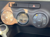 【オートエアコン】一度お好みの温度に設定すれば、車内の温度を検知し風量や温度を自動で調整。暑い&hellip;寒い&hellip;と何度もスイッチ操作をする必要はありません。快適な車内空間には必須の機能ですね♪