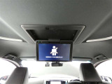 12.1インチ画面の後席モニターで後部座席乗車のご家族、ご友人と映画鑑賞などいかがですか?