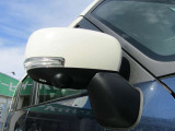 電動格納ミラーです。運転席のボタン一つで開閉から角度調整まで操作できるので、とても便利♪