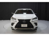 エクステリアは、一目でLEXUSとわかるスピンドルグリルを起点に、人が乗るキャビンの前後を大胆に絞り込んだ菱形のボディと力強く張り出したホイールフレアを融合させ、タイヤの存在を強調しています。