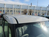 こちらのお車はツートンカラーでとってもおしゃれ♪天井とミラー部分はホワイトカラーになっています。