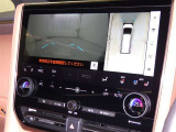 パノラミックビューモニターシステムが付いているので車の上から見た映像が確認できますよ。 一目で車両周辺の情報を確認できますが、直接安全をご確認下さい。