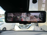 インテリジェントルームミラーは、車両後方のカメラ映像がミラー(液晶画面)に写るので、後席の人や荷物が写りこみません。