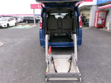 車いすリフター装備。
