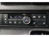 室内を快適温度にするオートエアコン!スイッチもシンプルで操作しやすく、オールシーズン快適なドライブに出かけられますね♪