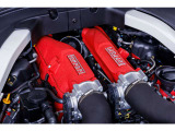 V8エンジンのターボからは600cvのパワーを発揮します。