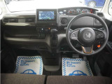 運転にかかわる様々な操作を安全に行えるように視点移動が少なく、操作性に配慮されたスイッチ類が凝縮されたコクピットです。