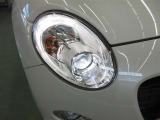 セロは1つの光源でハイ/ロービームを切り替えられる、軽初のBi-Angle LEDヘッドランプを装備しています。