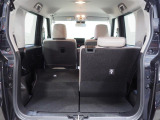 荷室です。後席を倒して荷室を広くできます。写真は左後席を倒した状態です。