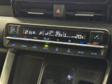 【左右独立オートエアコン】左右独立型、いわゆるデュアルエアコンです。運転席と助手席でそれぞれお好みの温度を設定可能です。