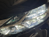 【LEDヘッドライト】悪天候や夜間走行時も良好な視界を確保し安心して運転できる高輝度LEDヘッドライトを装備!点灯速度が早く、消費電力も抑えられています。