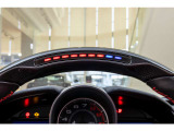 F1よりフィードバックされたテクノロジーです。LEDの点灯により、ご自身でシフトタイミングを計ることが可能です。サーキット走行時等に視線をそらさずに気軽にシフトチェンジを行えます。