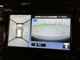 パノラミックビューモニターを装備。駐車場や交差点でクルマを真上から見るように周囲を確認できます。機能の詳細は販売店スタッフまでおたずねください。