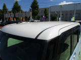 こちらのお車はツートンカラーでとってもおしゃれ♪天井とミラー部分はホワイトカラーになっています。