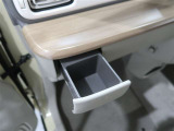 格納式のドリンクホルダー付きです。ドリンクホルダーとしてはもちろん、スマホや長財布を収納することだってできますよ。