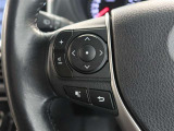 便利なステアリングスイッチ付きでナビに目をやらなくても音量調整等が可能です。