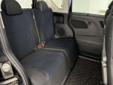 【足元広々】後席も足元広々でお子様も乗りやすいです。フロアマットもきれいです。