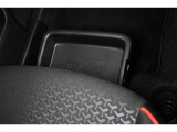 助手席シートアンダートレイ装備!色々収納でき室内もスッキリ!