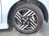 アルミホイール付!鉄ホイールと違って軽いので燃費にも影響してきます。ガソリンの高騰に少しは貢献します!足元がきまります。