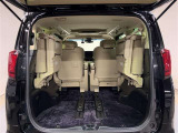 サードシートを左右に跳ね上げると広々とした荷物スペースに☆