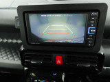 後退時に車両の後ろ側をモニター画面に表示します。車庫入れなどでバックする際に後方確認ができて便利です。車庫入れが苦手な人もこれで安心。
