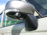 電動格納ミラーです。運転席のボタン一つで開閉から角度調整まで操作できるので、とても便利♪
