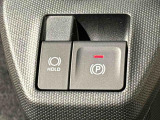 指先だけで簡単に操作が可能な電動パーキングブレーキを採用。「HOLD」スイッチを押すと、渋滞や信号待ちなどでブレーキペダルから足を離しても、ブレーキを保持するので安心です