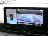 空の上から見下ろすように車の全周囲が表示されるアラウンドビューモニター☆駐車が得意になるとお出掛けも楽しくなります♪