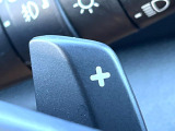 【パドルシフト】ハンドルから手を離さずに素早くシフトアップ&ダウンができるので、エンジンブレーキを使う下り坂や高速道路の合流で加速したい場面で役立ちます。