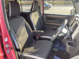 【フロントシート】インパネにシフトが付いているので足元広々!運転席から助手席の移動も楽々♪どちらからでも乗り降り出来るので、狭い場所の乗り降りも楽ちんですよ♪