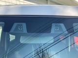 【デュアルカメラブレーキサポート】フロントガラス上部に設置された2つのカメラで前方の車両や人物を検知し、衝突を回避できないと判断した場合に衝突被害軽減ブレーキが作動。衝突を回避または軽減します☆