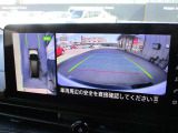 自車を真上から見下ろすように映し出すので周囲の状況が分かるアラウンドビューモニター搭載。フロントカメラとしても使用できます。車庫入れなど苦手な人の頼りになる助っ人です。