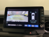 リバースギアに入れるだけで後方の表示へ切り替わります。夜間や雨の日の駐車も楽になりますよ。