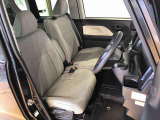運転席の座面高さを調整できるシートリフターが付いています。フロントシートはベンチシートを採用で、座面も広く使い勝手もいいですよ♪