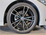 【BMWアロイホイル】軽量かつ強度に拘ったアロイホイル。走行性能ポテンシャルを引き出す設計。車の足元を引き締めてくれる大きなポイントはアロイホイルです。