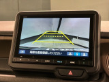 リバースギアに入れるだけで後方の表示へ切り替わります。夜間や雨の日の駐車も楽になりますよ。