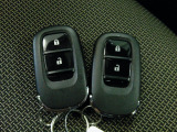スマートキー付!キーを取り出さなくてもドアロックの施錠・開錠、エンジンの始動が出来ます!雨の日や荷物の多い日にとても便利ですね♪